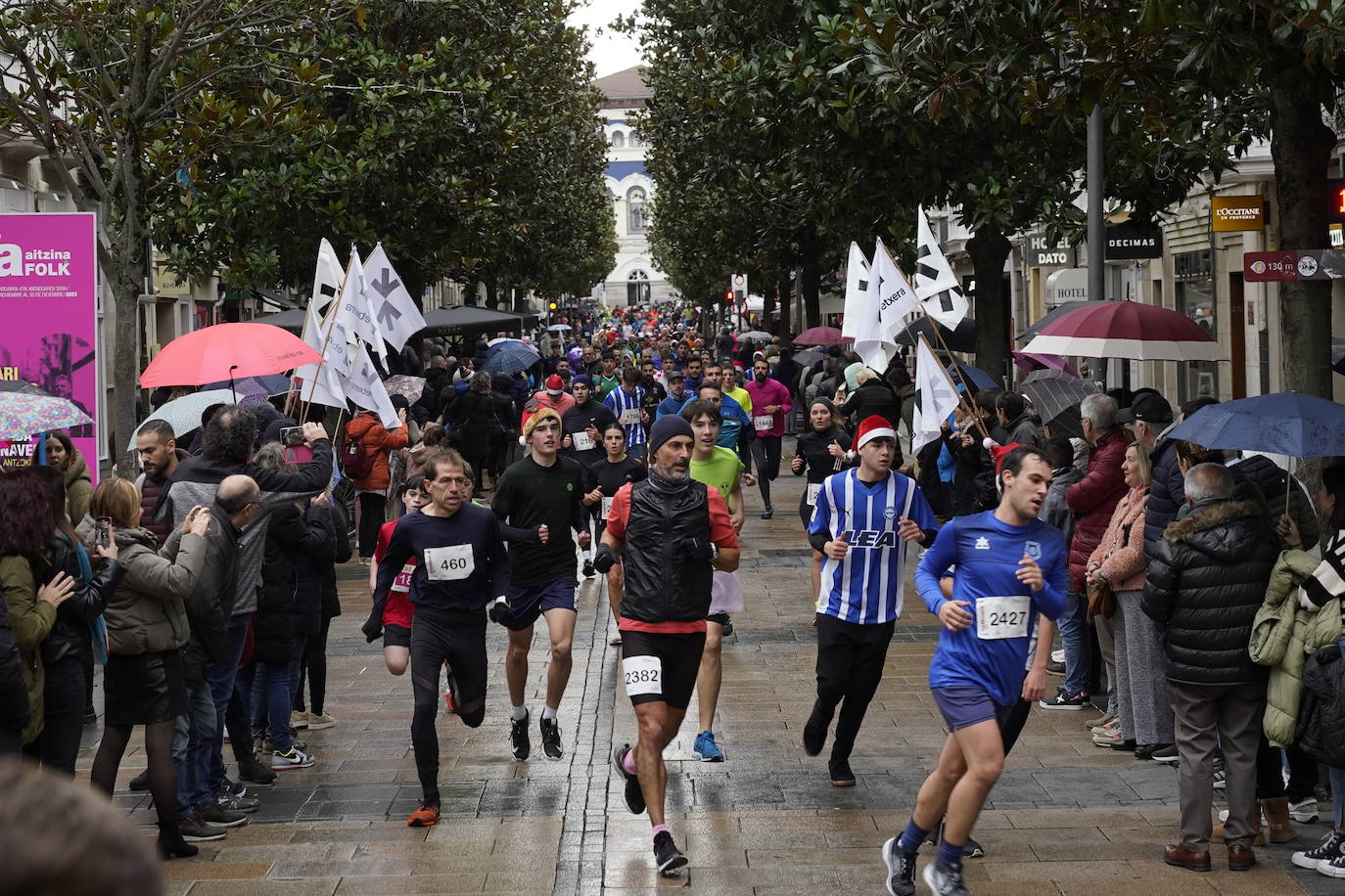 Los txikis disfrutan de la San Silvestre de Vitoria