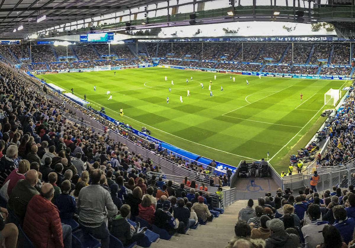 Panorámica desde una de las esquinas de Mendizorroza de un partido de Primera del Alavés con el estadio vitoriano casi lleno.