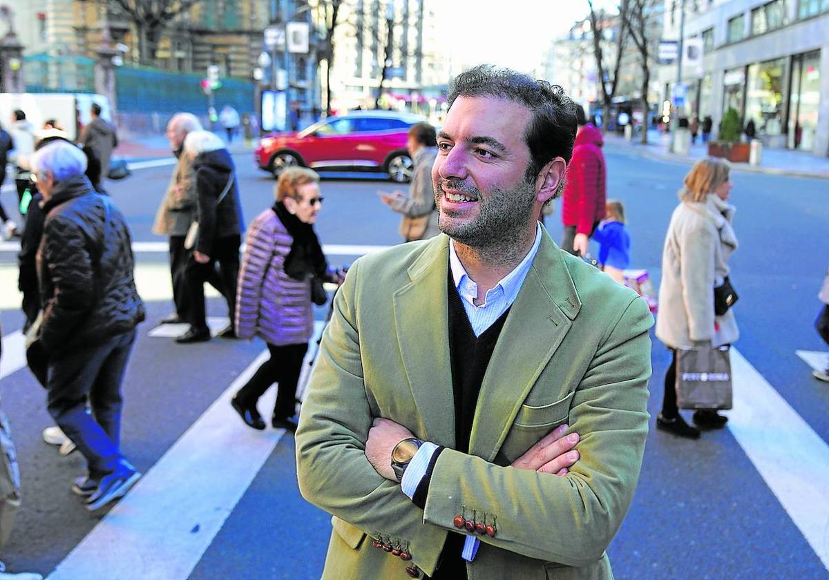 Luis Socías, responsable de la oficina de atracción de inversiones internacionales de Madrid, posa en la Gran Vía de Bilbao.