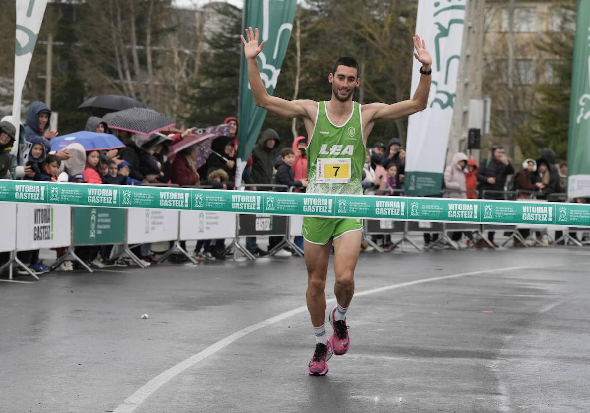 Urko Herrán y Lucía Gárate vencen en la 39 edición de la San Silvestre vitoriana