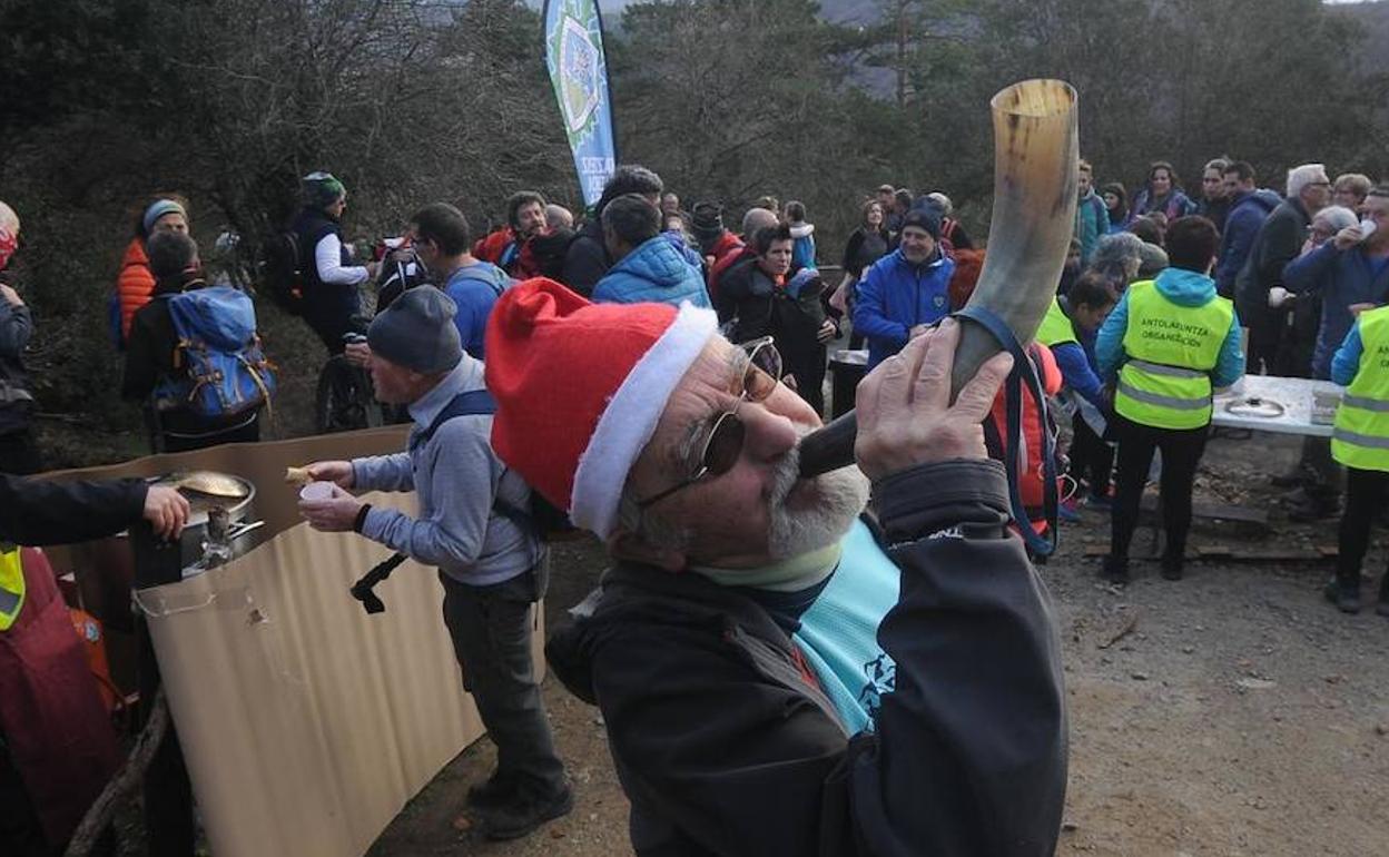 Michel Gutiérrez hace sonar su cuerno ante los 15 kilos de chorizo a la sidra que repartió el Gazteiz.
