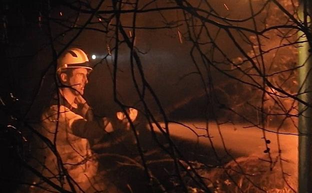 La pirotecnia, el viento sur y las altas temperaturas siembran Bizkaia de incendios