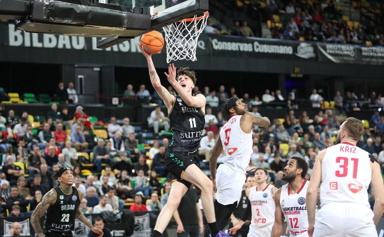 Agustín Ubal anota en Miribilla contra el Nymburk checo en la Basketball Champions League. 