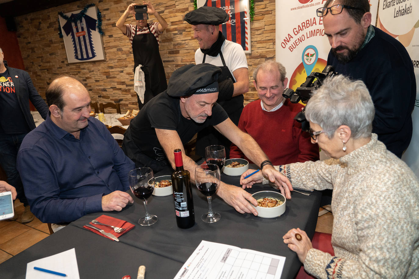Fotos: Así fue la cena en la Sociedad Gastronómica Udalaitz-Leku