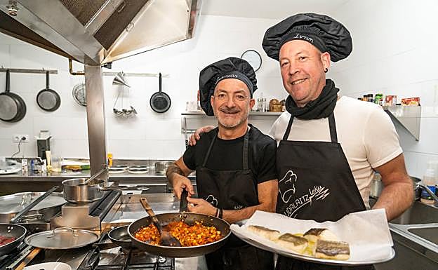 De izquierda a derecha, Juan Carlos Ibañez de Opacua e Iván Sáenz de Ormijana, metidos de lleno con el segundo, una cama de pisto sobre la que después descansó el bacalao.
