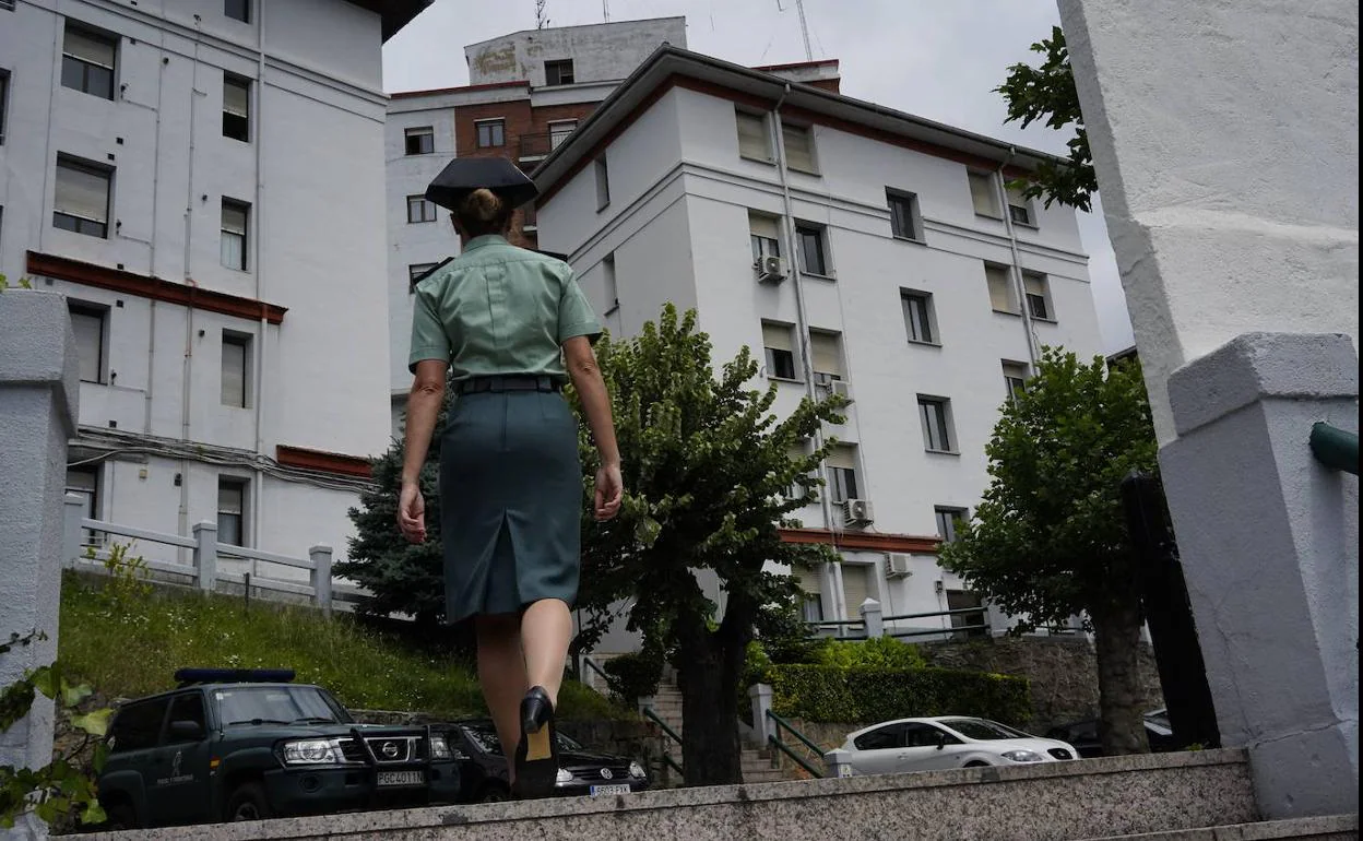 Una agente de la Guardia Civil pasea entre los edificios del cuartel de La Salve. 