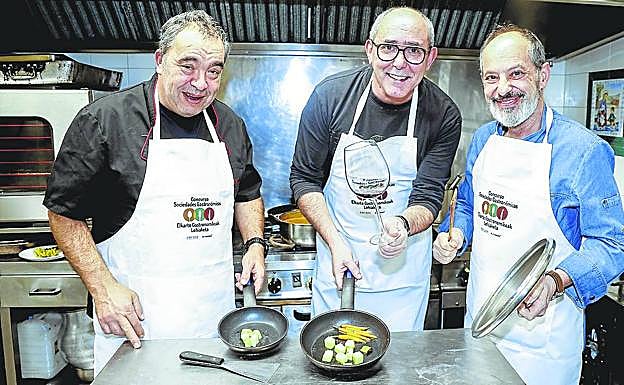 De izquierda a derecha, Mikel Urteaga, Roberto Cruz y Tomás Rojo, en la melé culinaria que presentaron al concurso gastronómico que echó el cierre a esta edición en la cocina de Bustinzuri–Gaztedi. 