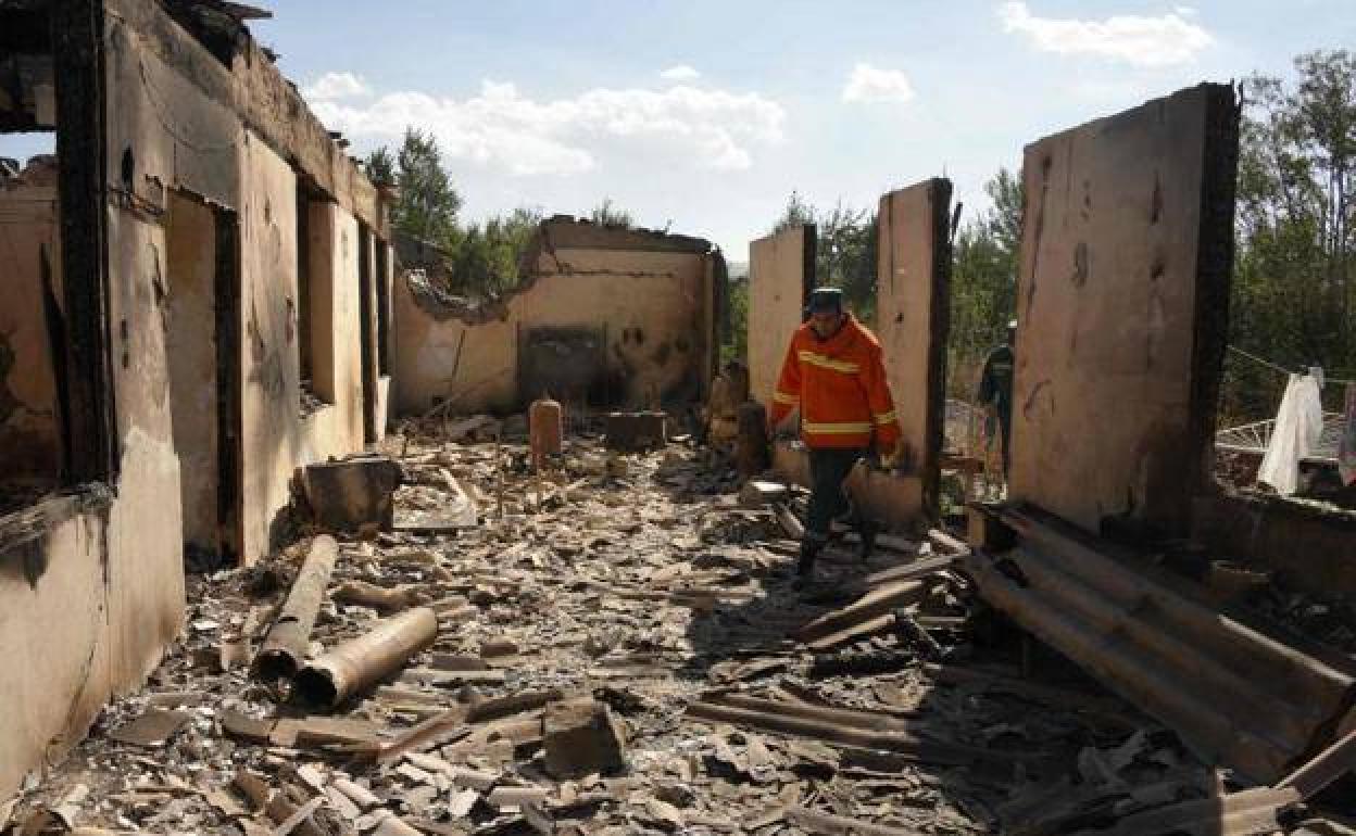 Los bomberos examinan las ruinas de una casa bombardeada por Azerbaiyán en la ciudad armenia de Sotk. 