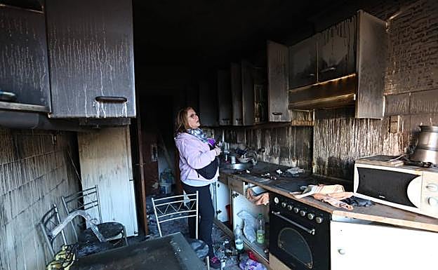 Imagen principal - Vecinos del bloque incendiado de Santutxu: «Tenemos miedo, en ese piso se trapichea con droga»