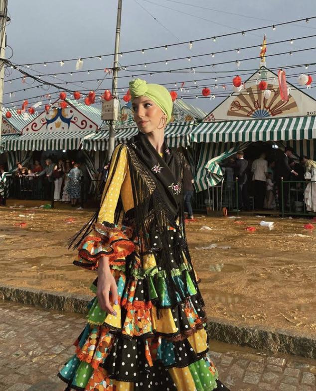 En la feria de Sevilla de este año, bajo el comentario: «Y si el día está gris, el color lo traemos nosotros».