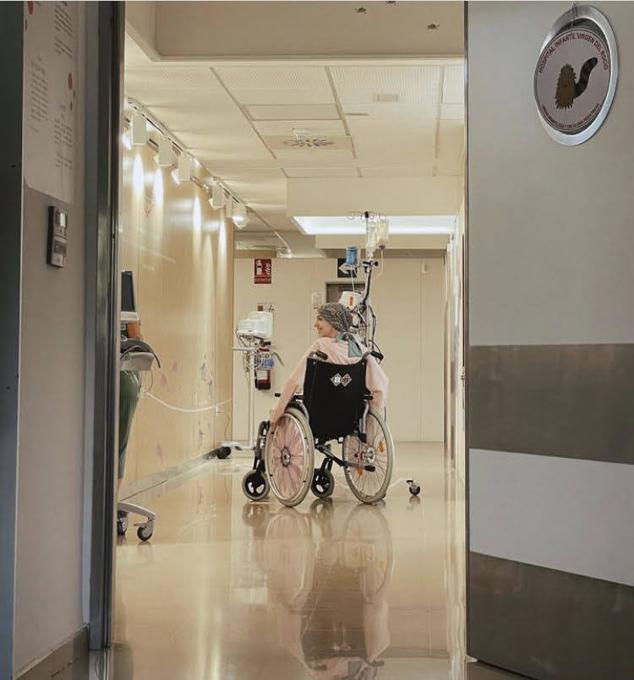 En la planta de oncología infantil del Hospital Universitario Virgen del Rocío, en Sevilla, en el que se encontraba ingresada: «Cuántas historias tienen que contar estos pasillos», publicaba.