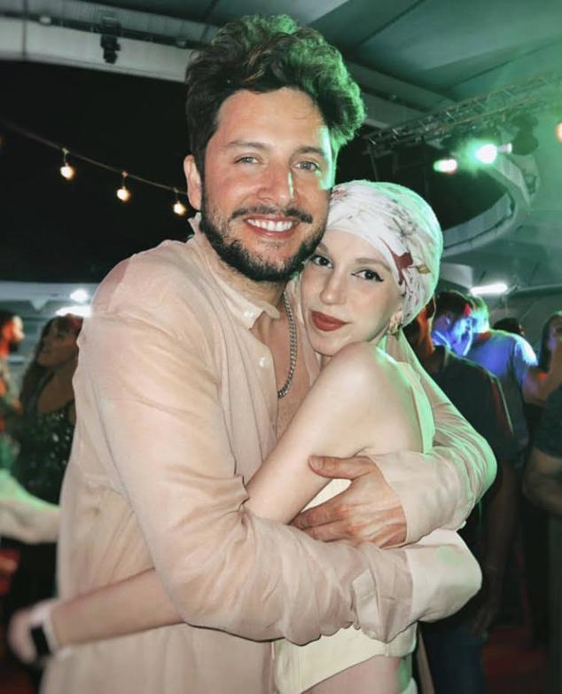 Con Manuel Carrasco tras uno de sus conciertos. El cantante le dedicó una canción delante de más de 70 mil personas.