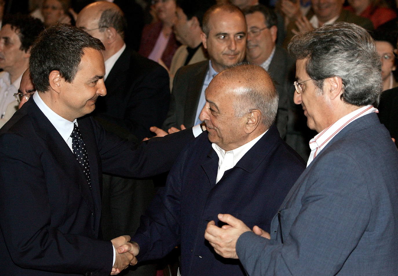 Madrid - 03/05/2006 - El presidente del Gobierno, José Luis Rodríguez Zapatero (i), saluda a Nicolás Redondo (c), ex secretario general de UGT, en presencia de Ricardo Martínez, de UGT-Madrid, durante el acto conmemorativo del 75 aniversario de la constitución de la Federación de Trabajadores de la Enseñanza del sindicato.