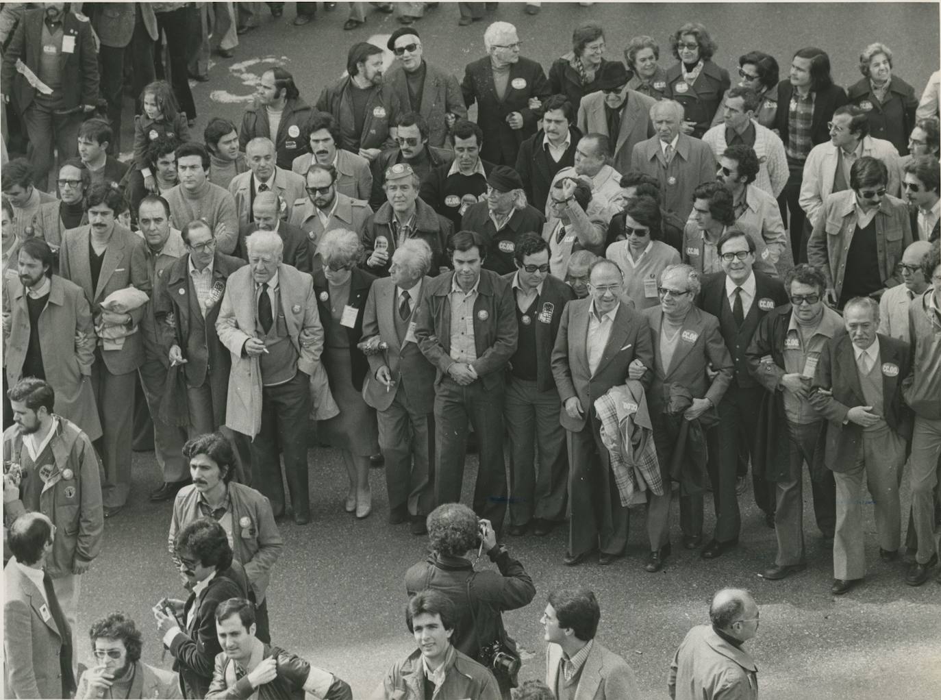 Madrid - 01/05/1978 - Manifestación del 1 de mayo. En la cabecera de la manifestación convocada por CCOO y UGT, entre otros líderes, Marcelino Camacho, Nicolás Redondo, Felipe González, Santiago Carrillo, Ramón Tamames, Simón Sánchez Montero y Rafael Alberti.