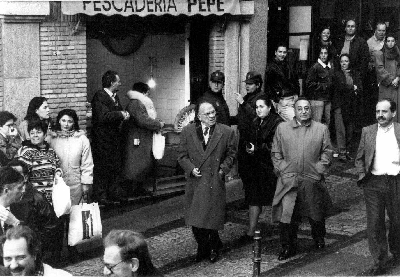 Toledo - 17/01/1995 - Santiago Carrillo y Nicolás Redondo se dirigen al Teatro Rojas de Toledo, en donde sus Majestades los Reyes hicieron entrega del I Premio Internacional Alfonso X El Sabio al expresidente del Gobierno Adolfo Suárez. 