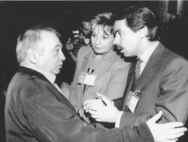 Madrid - 07/04/1994 - Nicolás Redondo conversa con José María Aznar y Celia Villalobos en el congreso confederal de UGT que decidirá el relevo de Redondo.