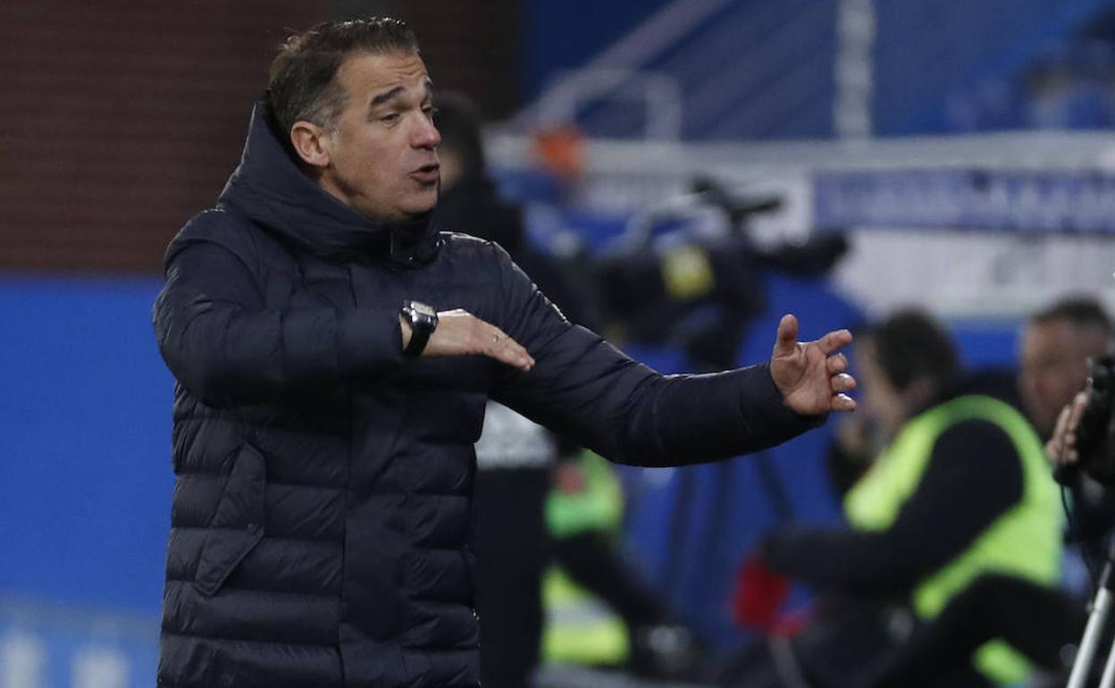 Luis García gesticula durante el partido. 