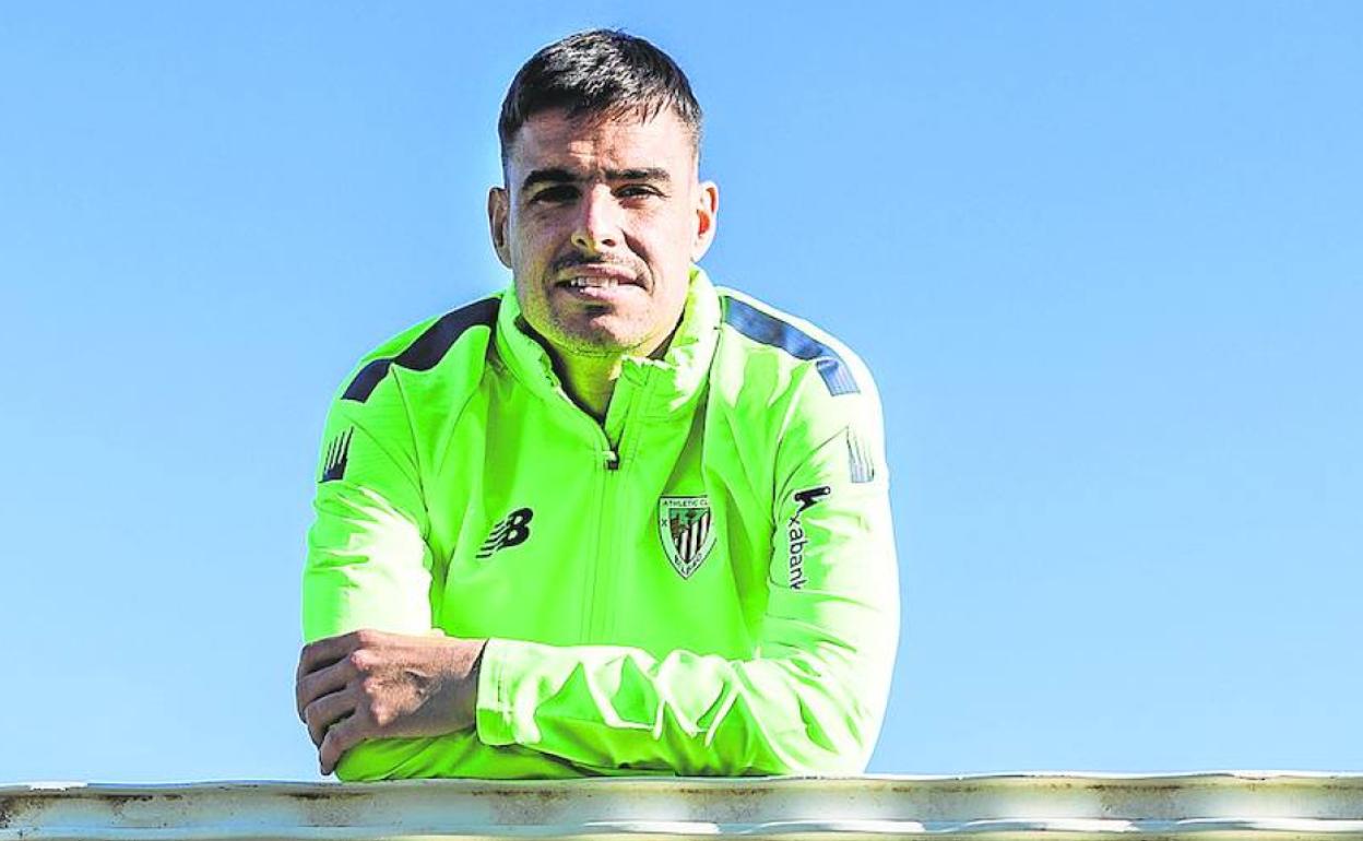 Dani García posa para el reportaje fotográfico realizado ayer en las instalaciones de Lezama.