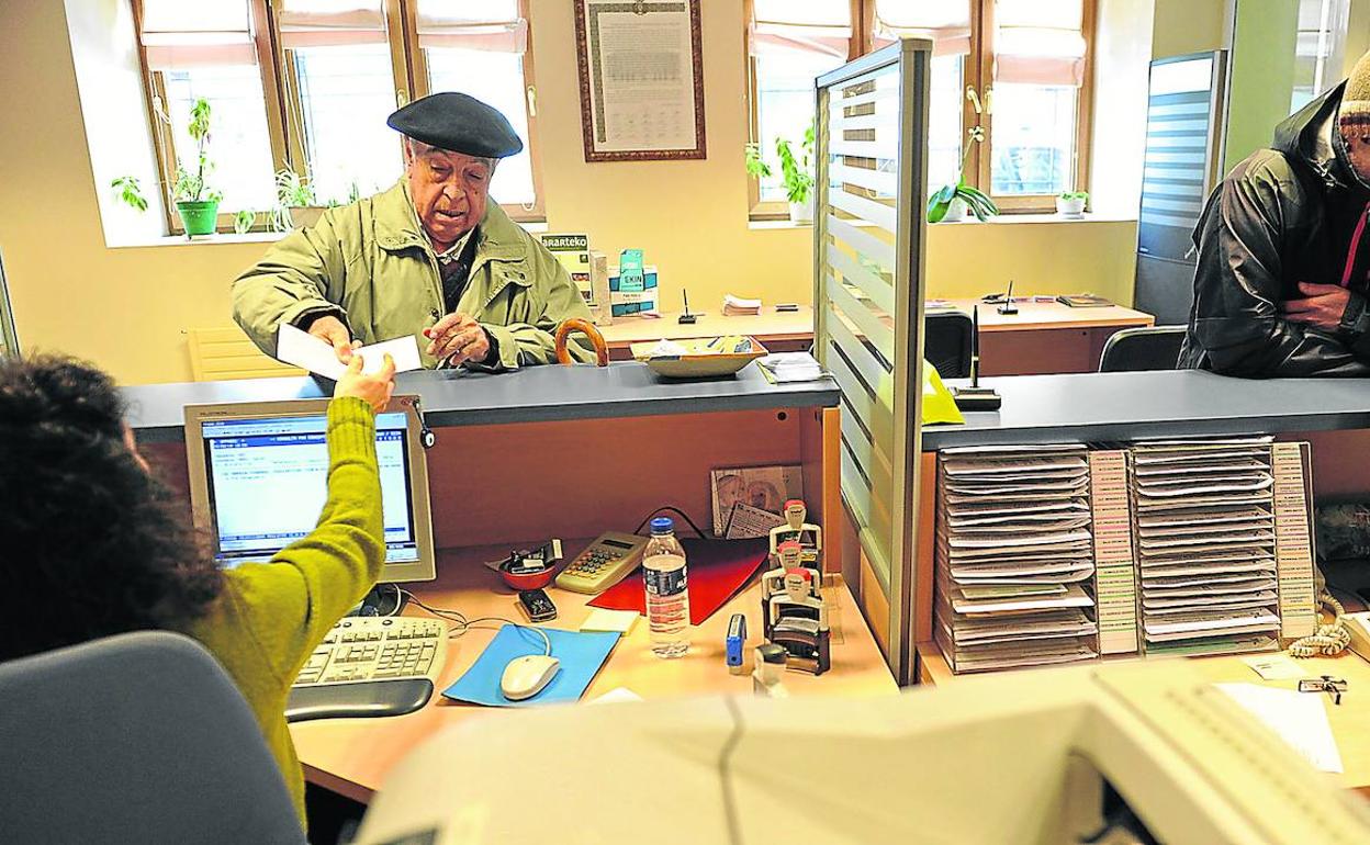 Personal de la Oficina de Atención Ciudadana Pegora atiende las demandas y tramitaciones que solicitan los vecinos al Ayuntamiento.