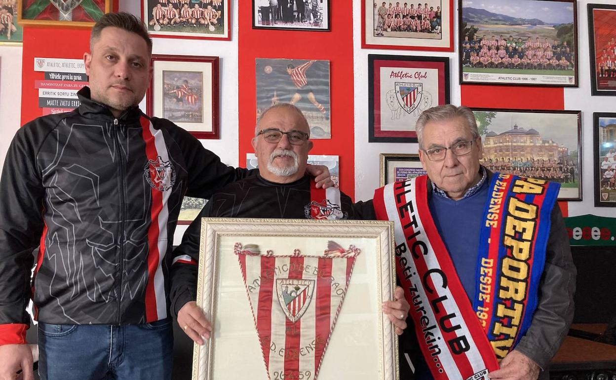 Paco Blanco, presidente de la peña de Petrer y Elda; Joaquín Meltell con el banderín que pone en venta; y Salvador Cambronero, que vio jugar al Athletic en su ciudad en 1950.