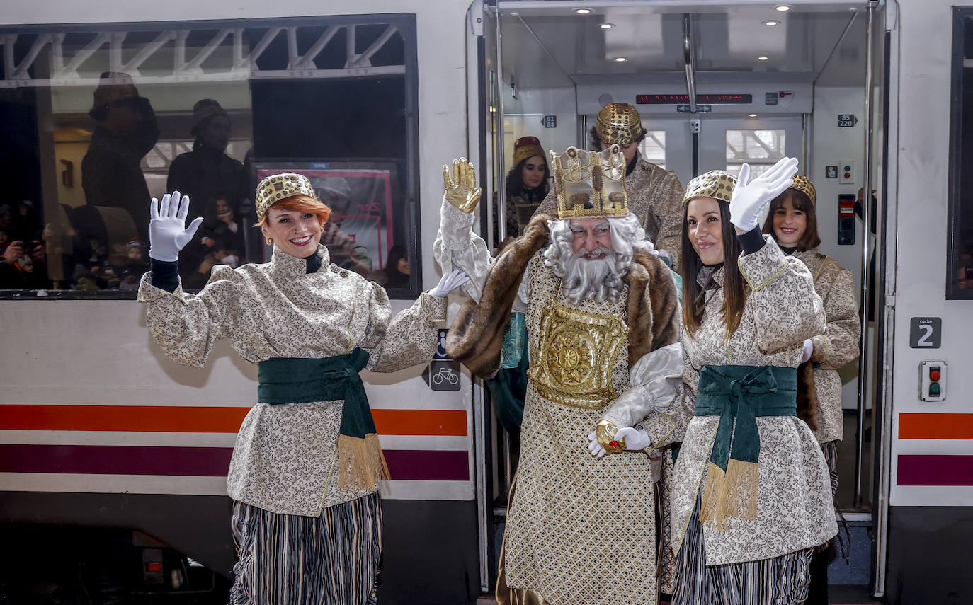 Fotos: Caluroso recibimiento en Vitoria a los Reyes Magos