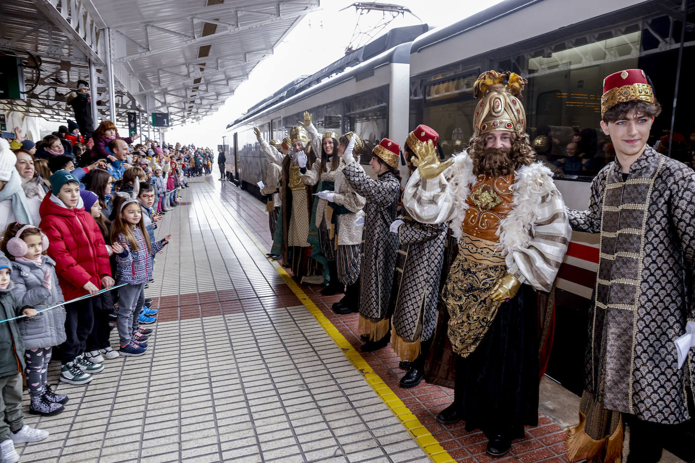 Fotos: Caluroso recibimiento en Vitoria a los Reyes Magos