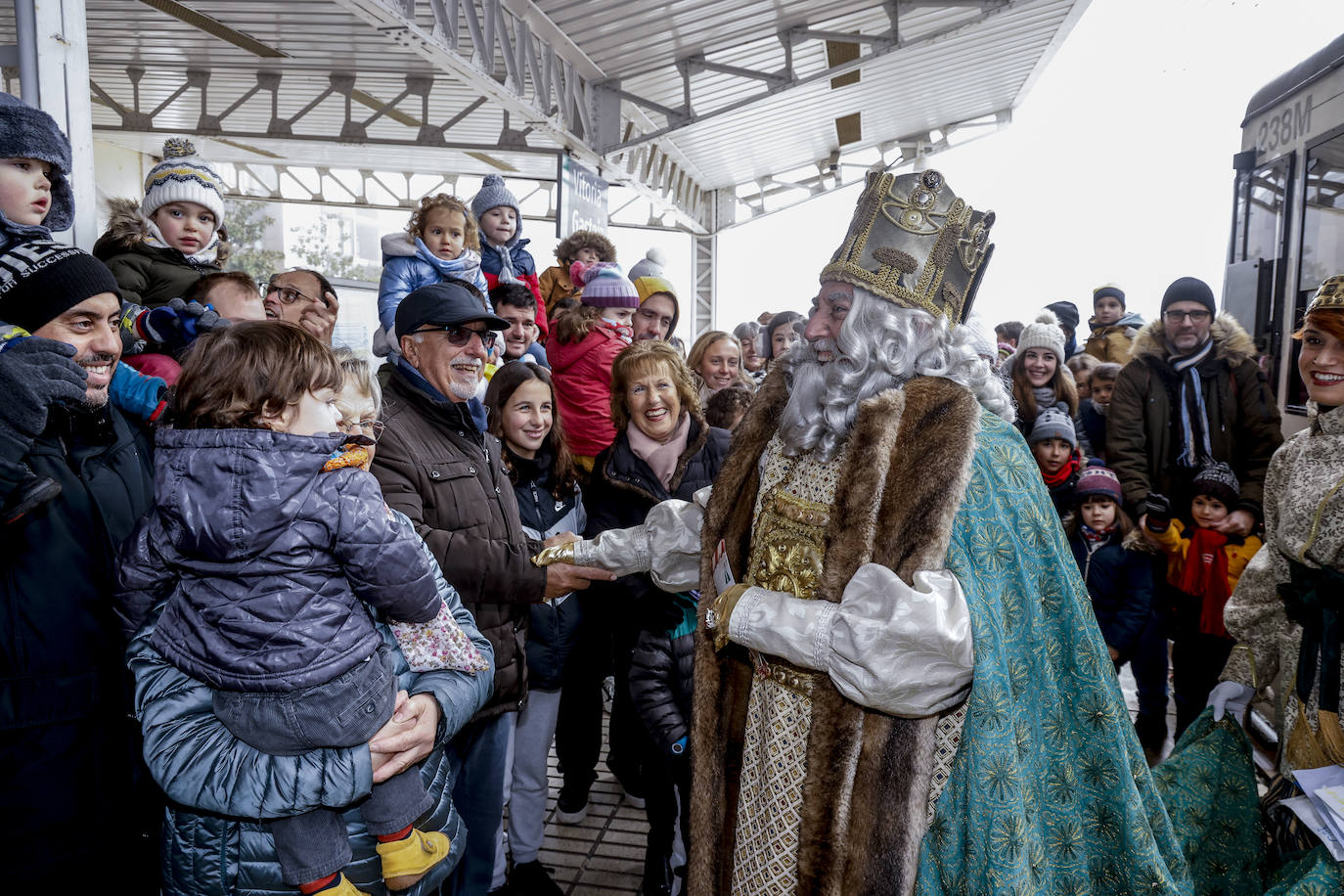 Fotos: Caluroso recibimiento en Vitoria a los Reyes Magos