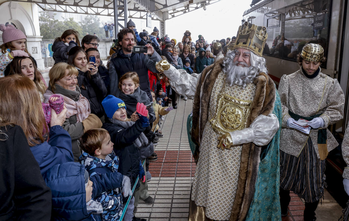 Fotos: Caluroso recibimiento en Vitoria a los Reyes Magos
