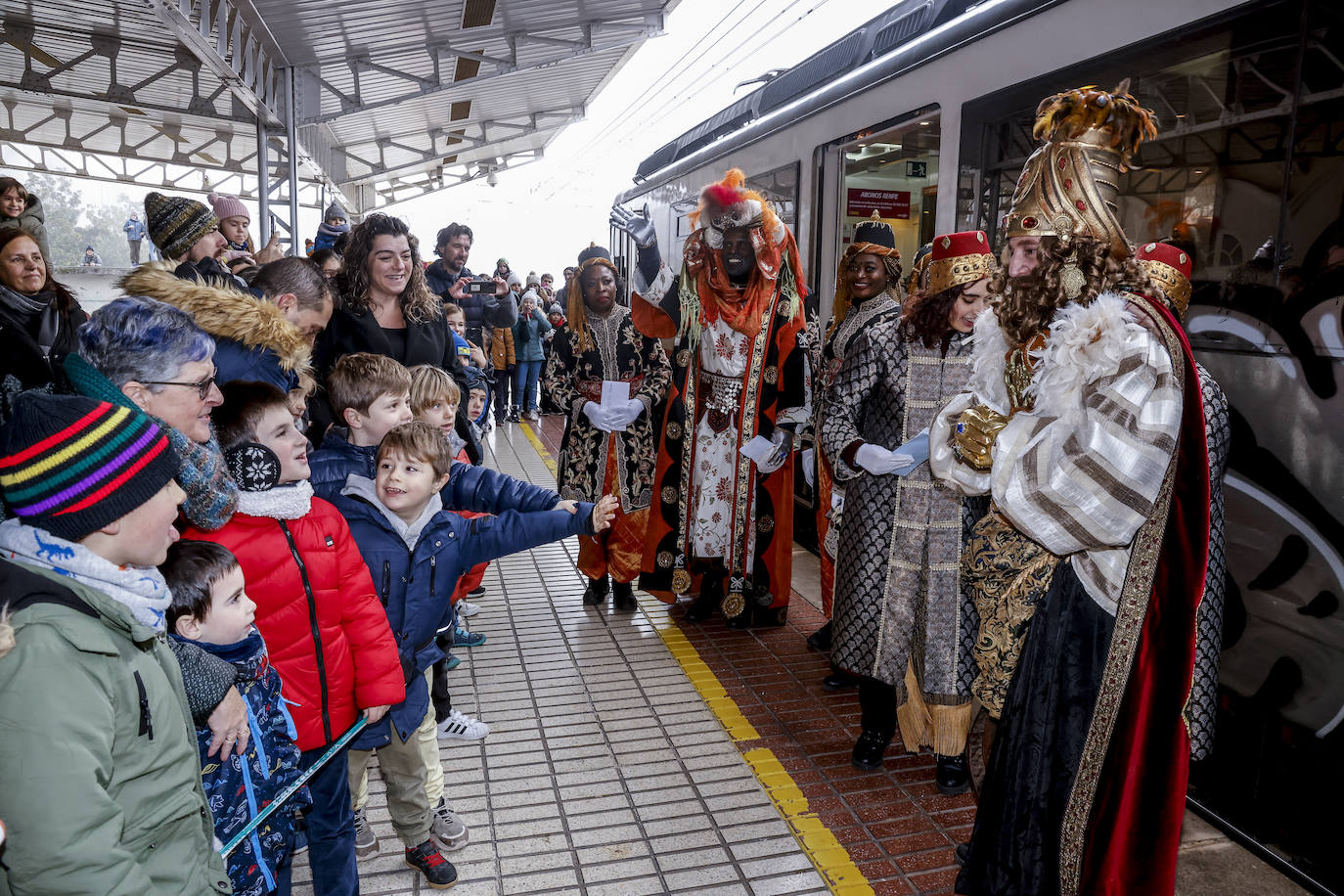 Fotos: Caluroso recibimiento en Vitoria a los Reyes Magos