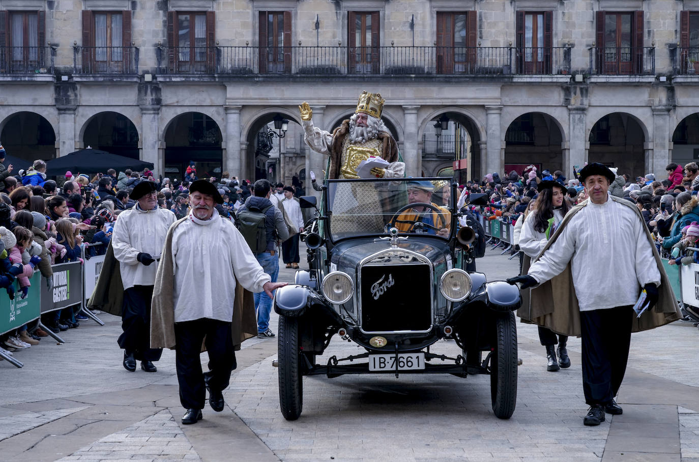 Fotos: Caluroso recibimiento en Vitoria a los Reyes Magos