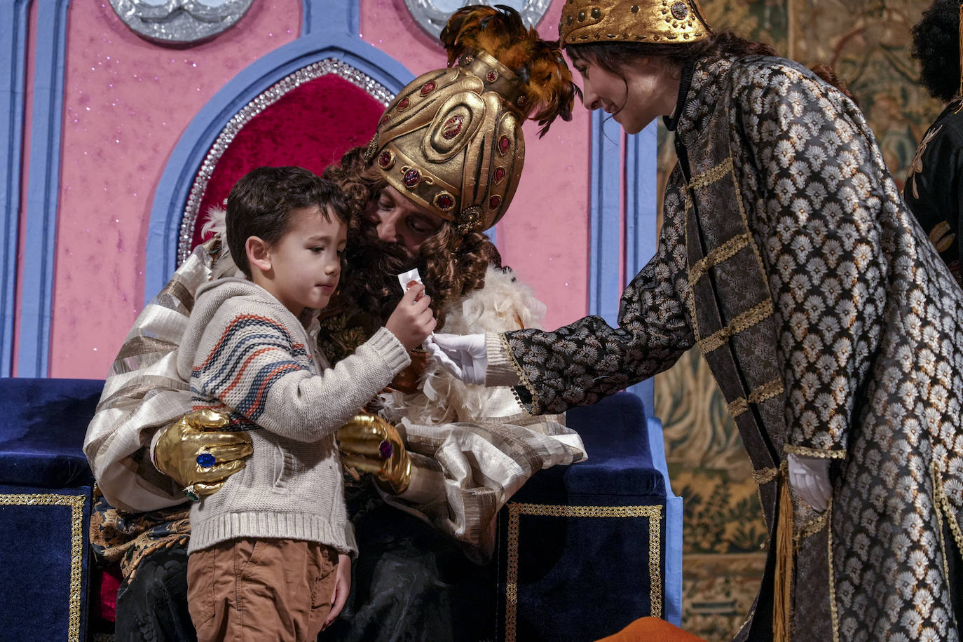 Fotos: Caluroso recibimiento en Vitoria a los Reyes Magos