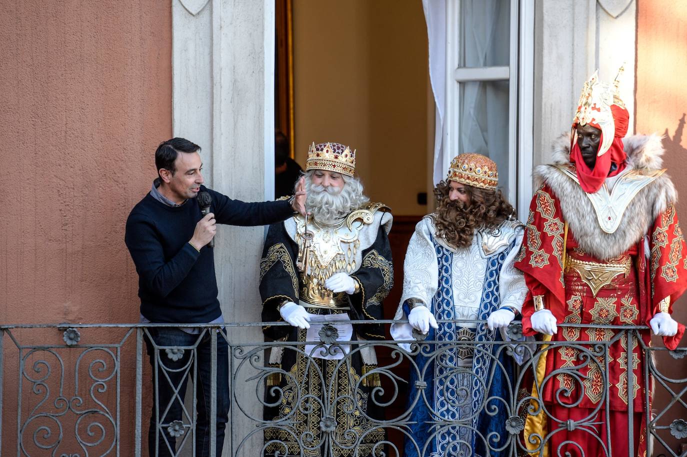 El alcalde de Portugalete Mikel Torres recibe a los Reyes Magos en el balcón del Ayuntamiento.