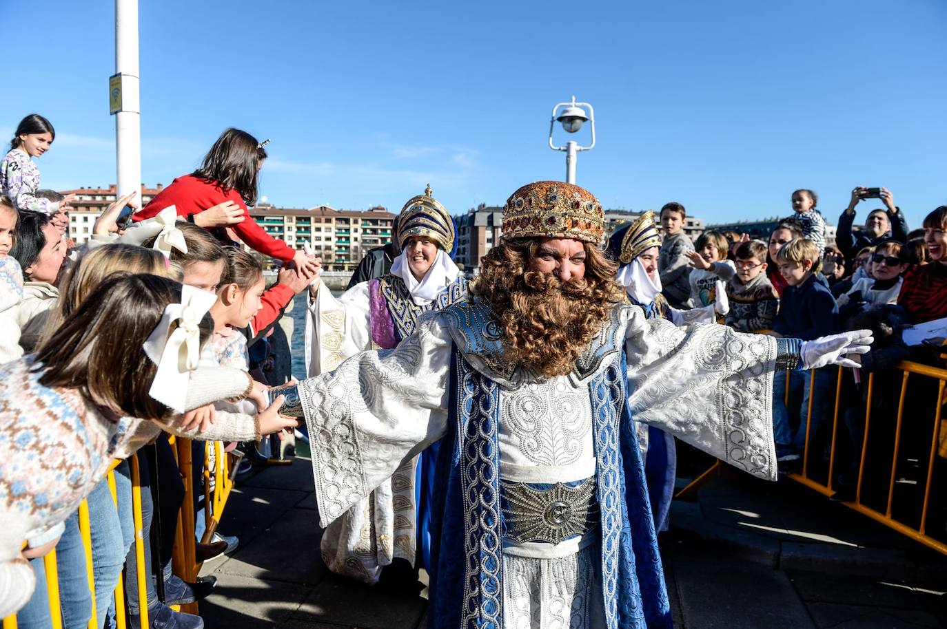 Gaspar y sus pajes atienden a los niños a la salida del barco que les ha llevado hasta Portugalete.