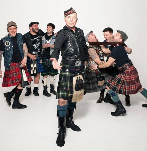 The Real McKenzies facturan canciones célticas escocesas.