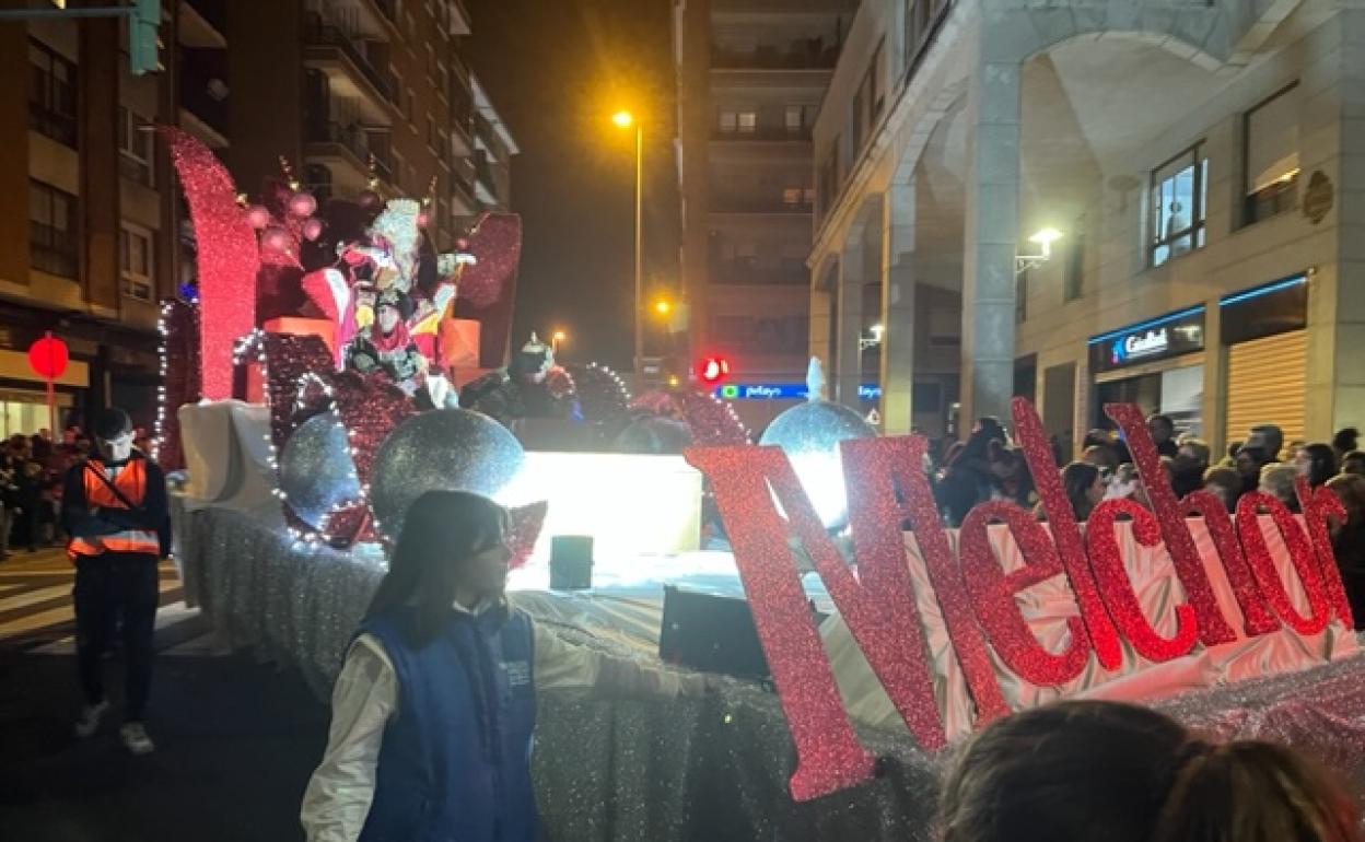 Dos pasacalles precedieron a los Reyes Magos, con personajes de cuento y criaturas jurásicas. 