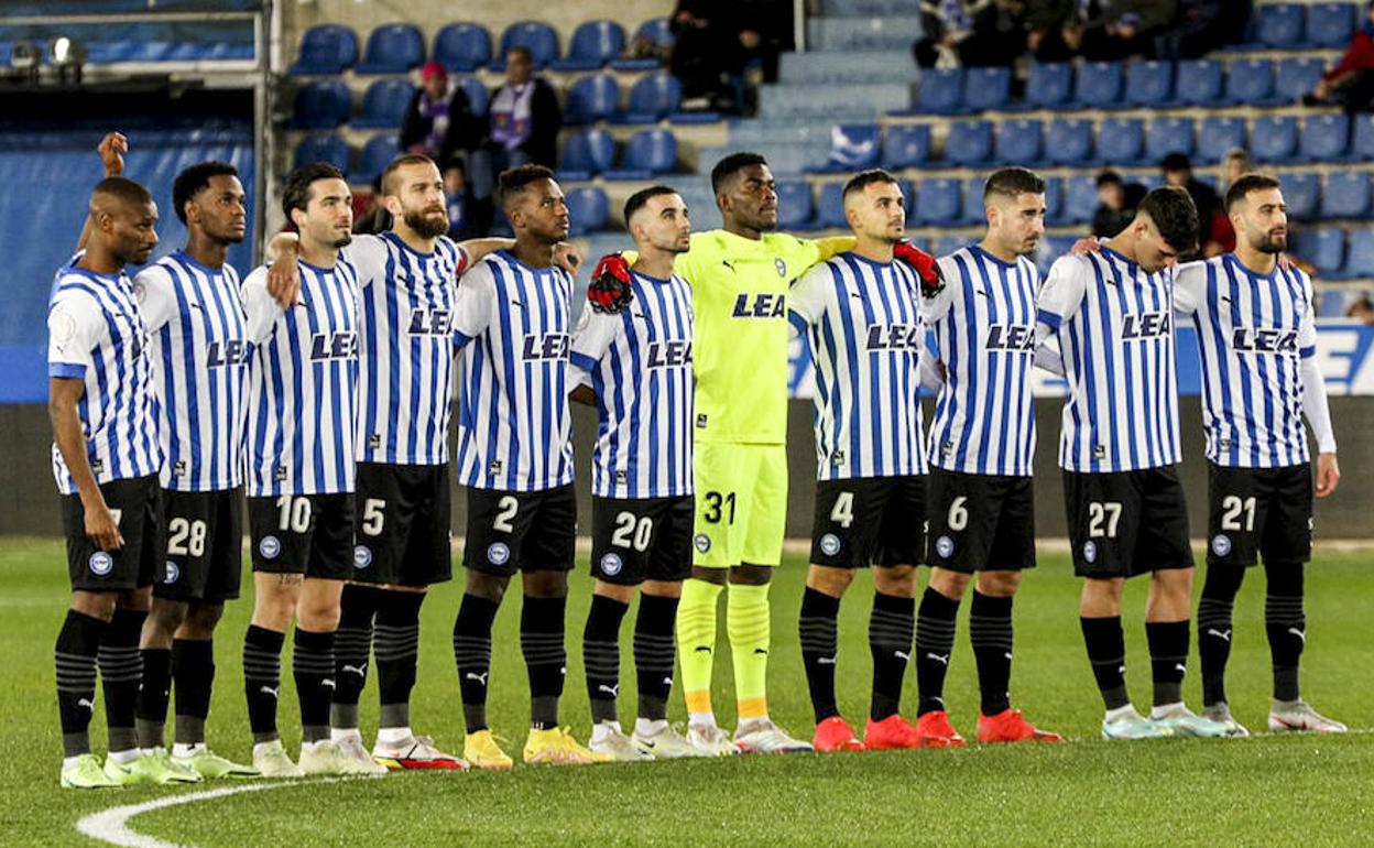 Owono, junto a sus compañeros, durante el minuto de silencio en memoria de Pelé. 