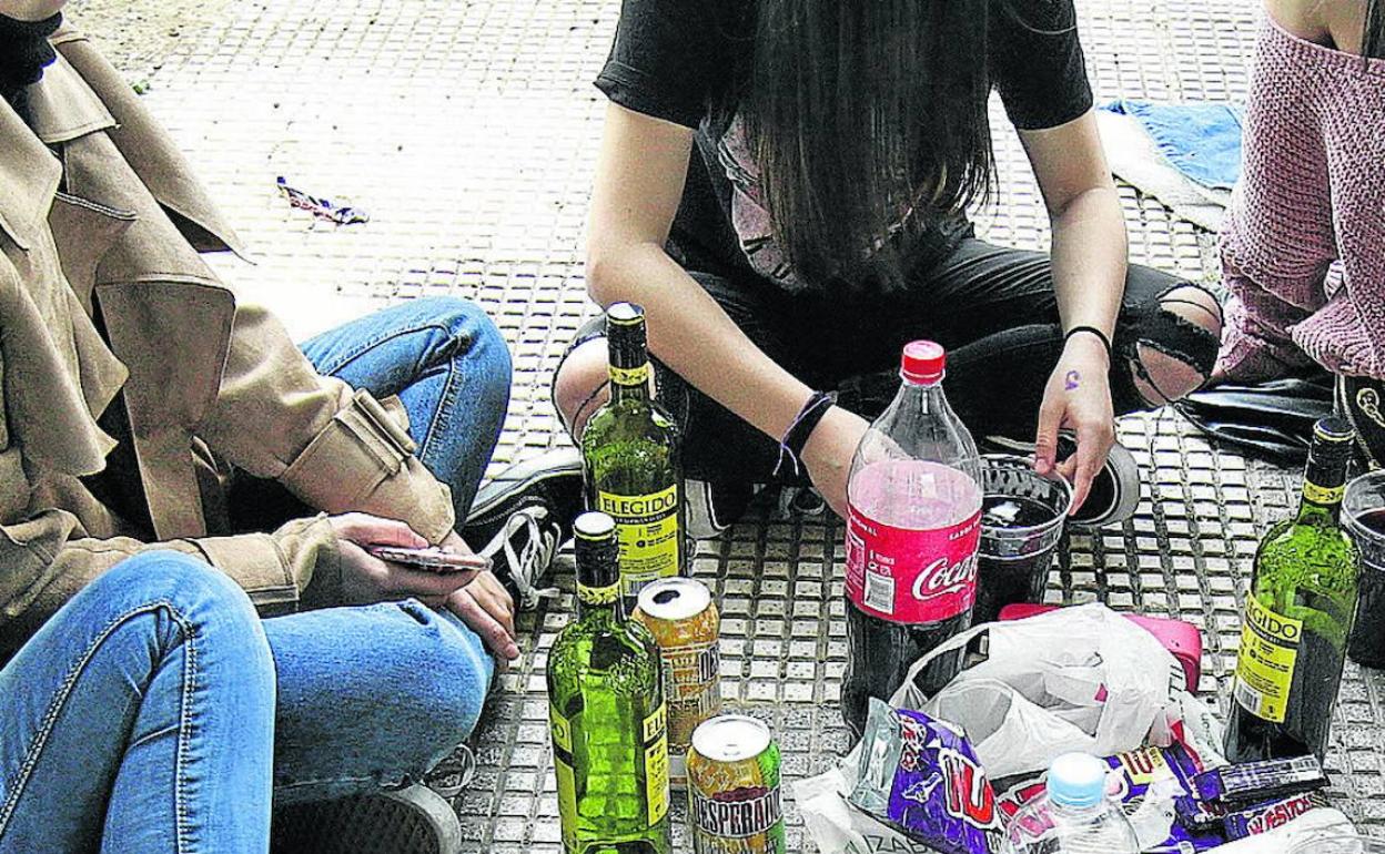 Un grupo de chicas realiza botellón en la calle. 