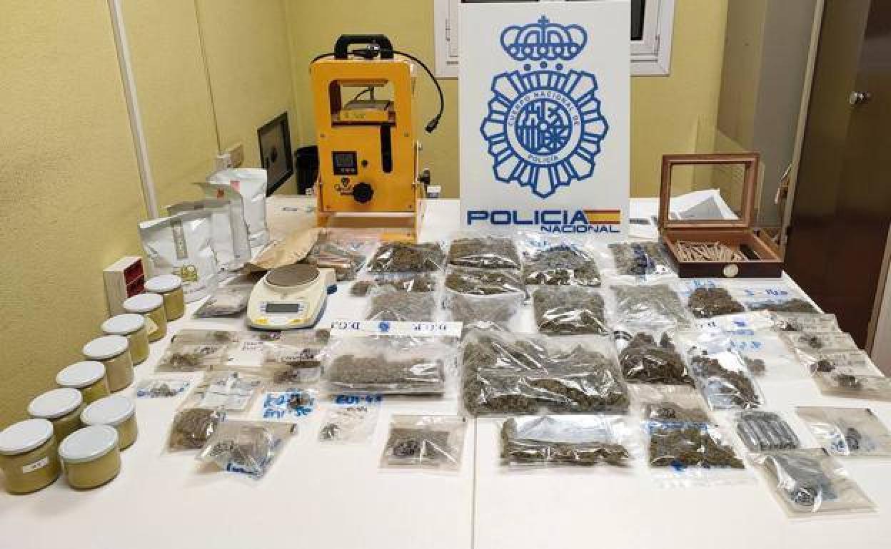Los agentes se incautaron de más de un kilo de cogollos de marihuana listos para el consumo, más de 300 gramos de hachís.