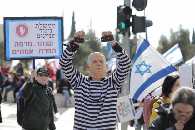 Un manifestante lleva un careta de Netanyahu durante una manifestación contra la corrupción gubernamental frente al Tribunal Supremo israelí, este jueves en Jerusalén, mientras tiene lugar una vista por el caso de Aryeh Deri.