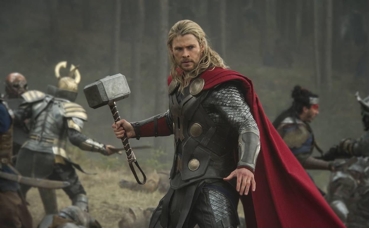 Chris Hemsworth en una escena de la película 'Thor: el mundo oscuro'. / Archivo