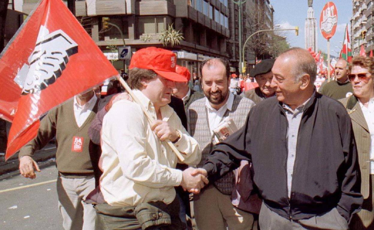 Bilbao - 01/05/1996 - Un afiliado saluda a Nicolás Redondo, ex secretario general de UGT, en la manifestación del Primero de Mayo en Bilbao.
