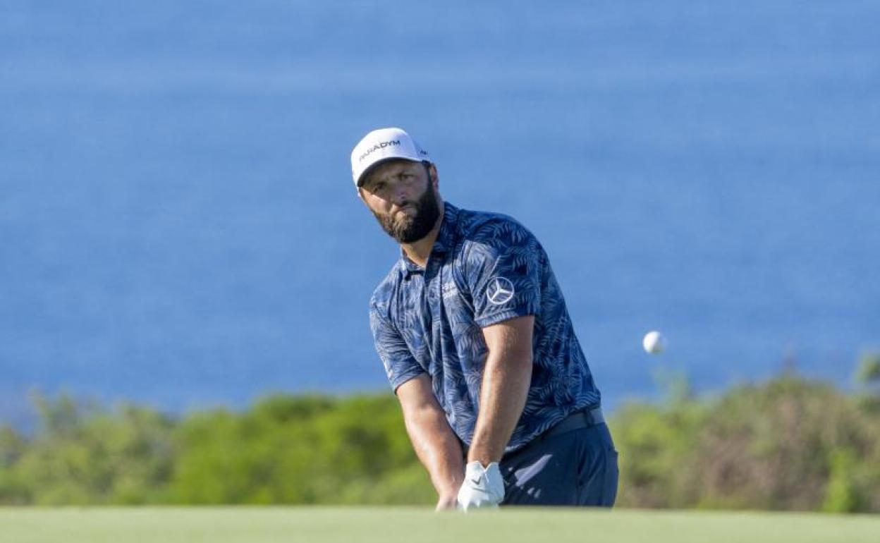 Rahm lleva la bola al green en el campo de Kapalua. 
