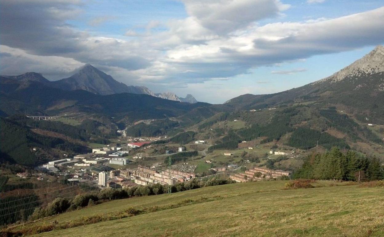 Panorámica de Arrasate-Mondragon, entre los montes Anboto y Udalatx 