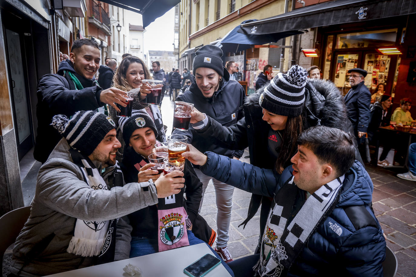 Fotos: Las aficiones del Alavés y el Burgos calientan motores en la previa del partido por las calles de Vitoria