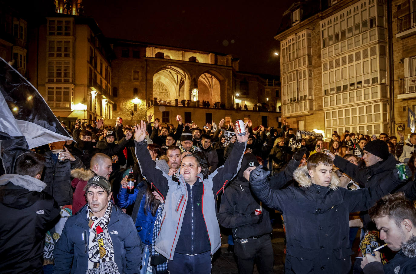 Fotos: Las aficiones del Alavés y el Burgos calientan motores en la previa del partido por las calles de Vitoria