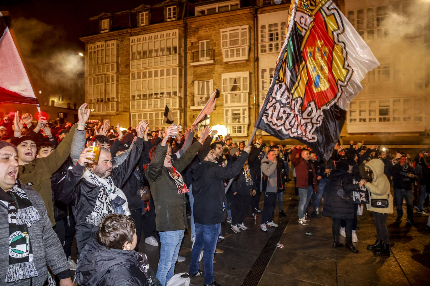 Fotos: Las aficiones del Alavés y el Burgos calientan motores en la previa del partido por las calles de Vitoria