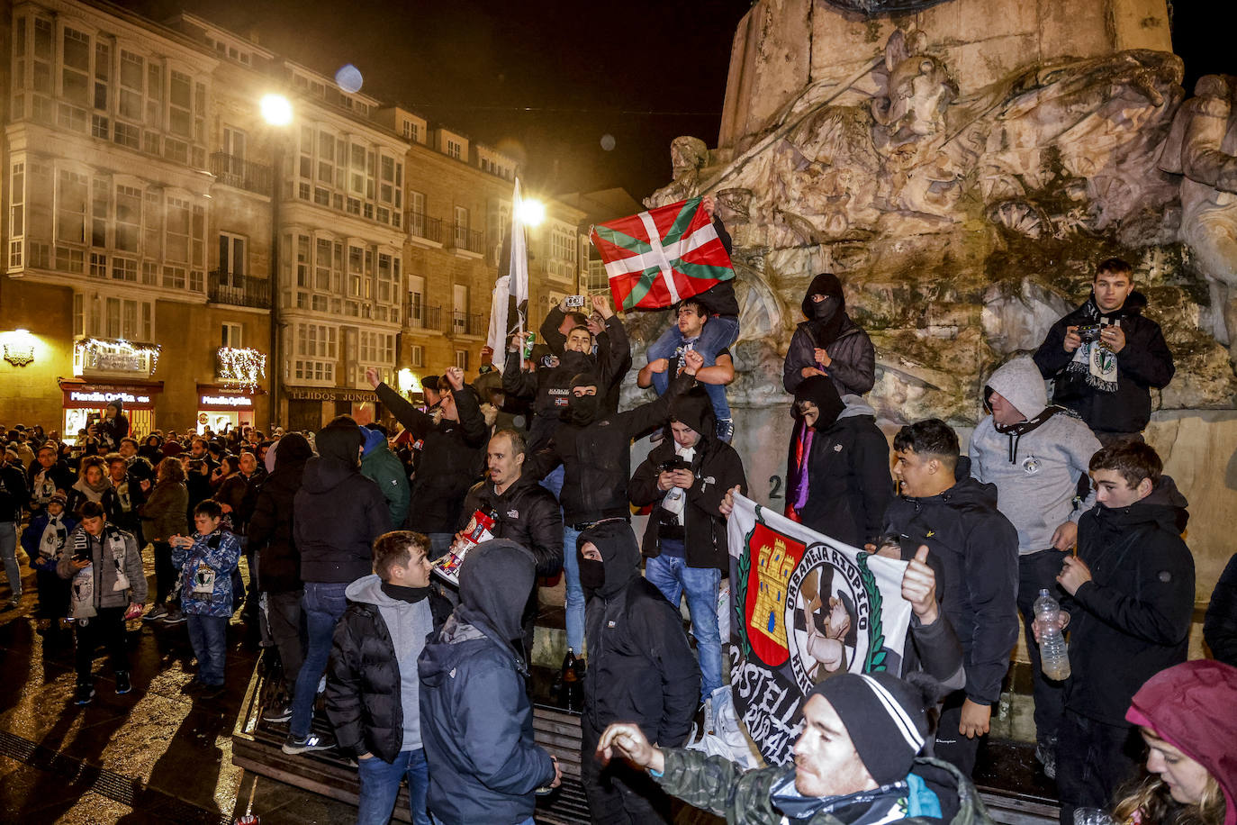 Fotos: Las aficiones del Alavés y el Burgos calientan motores en la previa del partido por las calles de Vitoria
