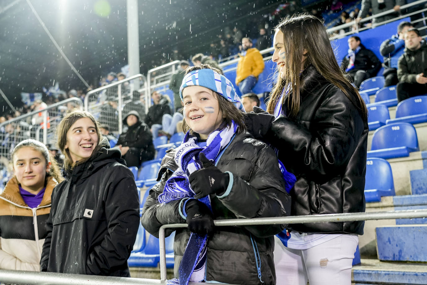 Fotos: Las aficiones del Alavés y el Burgos calientan motores en la previa del partido por las calles de Vitoria