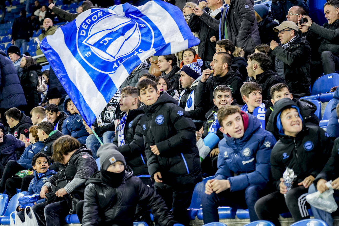Fotos: Las aficiones del Alavés y el Burgos calientan motores en la previa del partido por las calles de Vitoria