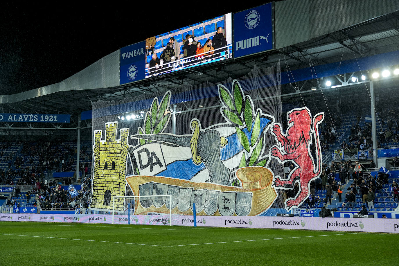 Fotos: Las aficiones del Alavés y el Burgos calientan motores en la previa del partido por las calles de Vitoria